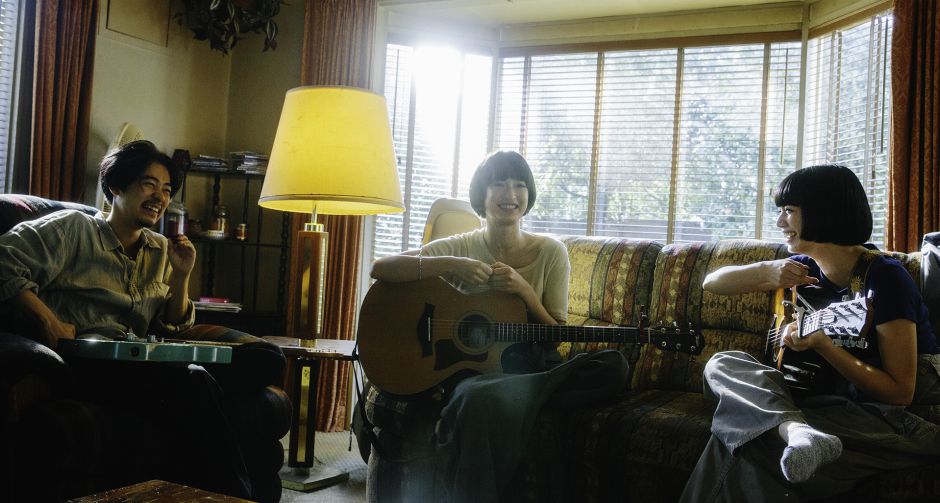 นานะ โคมัตสึ  มุกิ คาโดวากิ ควง นาริตะ เรียว ชวนคุณเที่ยวทั่วญี่ปุ่น ก่อนร้องเพลงรักเพลงสุดท้ายใน Farewell Song   