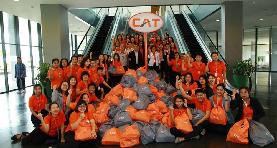 CAT ร่วมมอบ ถุงน้ำใจ ช่วยเหลือผู้ประสบภัยน้ำท่วมภาคอีสาน