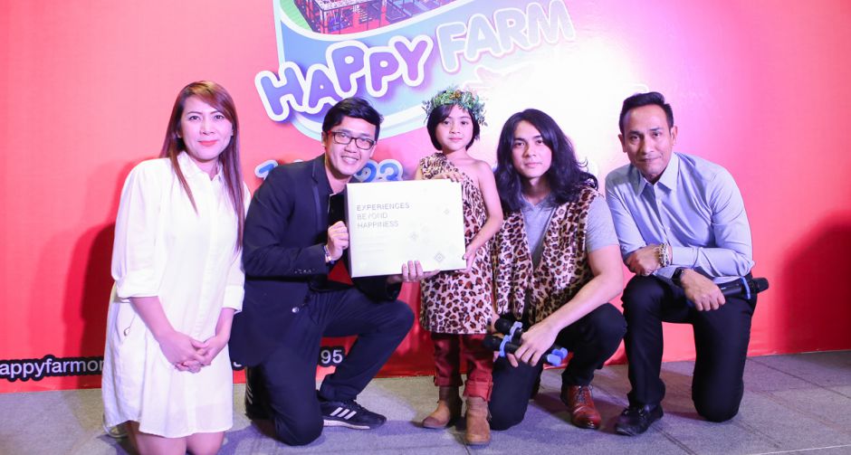 แน็ก ชาลี  พาหลานชาย อาร์เธอร์ เดินสายโรดโชว์ สวนสนุกติดแอร์ขนาดยักษ์ 