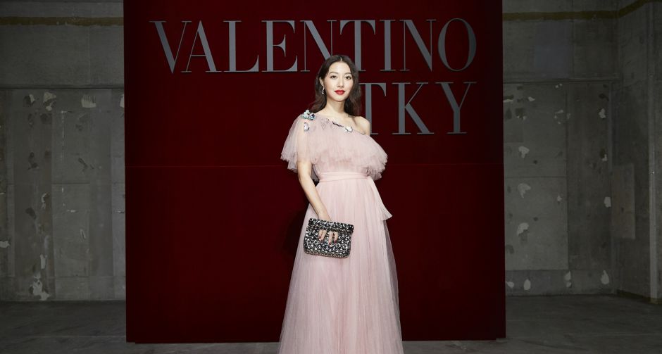 มิว - นิษฐา จิรยั่งยืน ยืนหนึ่งเป็นดาราไทยหนึ่งเดียวที่ได้เหยียบพรมวาเลนติโน ในงาน Valentino Daydream ณ เมืองปักกิ่ง