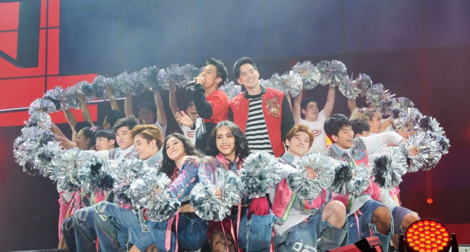 แฟนคลับซึ้งน้ำตาท่วม ส่งพลังมหัศจรรย์ความคิดถึง D2B กระหึ่มฮอลล์  กลับมาครั้งนี้ ฟินไม่สิ้นสุด