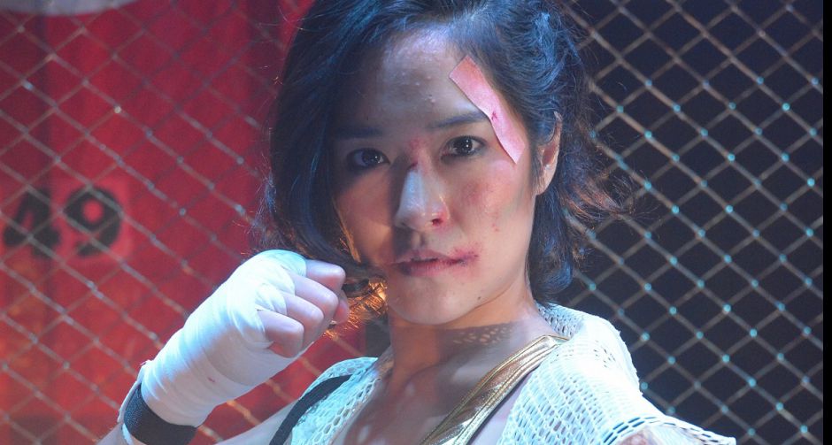 เจ้าแม่นักบู๊ จีจ้า โชว์ลีลามวยกรง  พลาดกระแทกพื้น เจ็บตัวเรื่องเล็ก