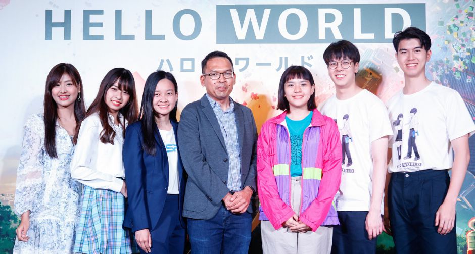 จิ๊บ - จีจี้ BNK48 พอร์ช - มาร์ค CONVERSATION THAILAND และ PANPAN YEEYEE นำทีมแฟนอนิเมะเมืองไทย อินไปกับ Hello World
