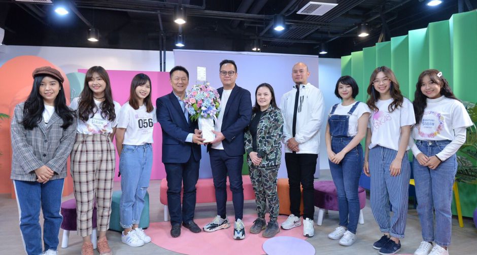 เอ็ม บี เค เซ็นเตอร์ มอบดอกไม้แสดงความยินดีเปิดตัว BNK Digital Live Studio