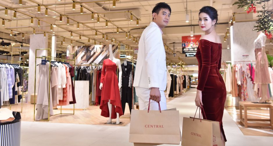 บิ๊ก ทองภูมิ - แพรว เฌอมาวีร์ พาส่องของขวัญกล่องใหญ่ที่ CENTRAL centralwOrld