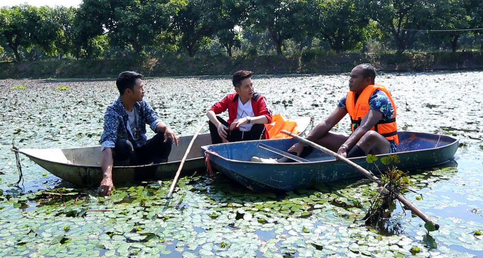 เกือบไม่รอด รัศมีแข พายเรือวนในบ่อ หากระจับ ในรายการ ครัวลั่นทุ่ง ช่อง 8