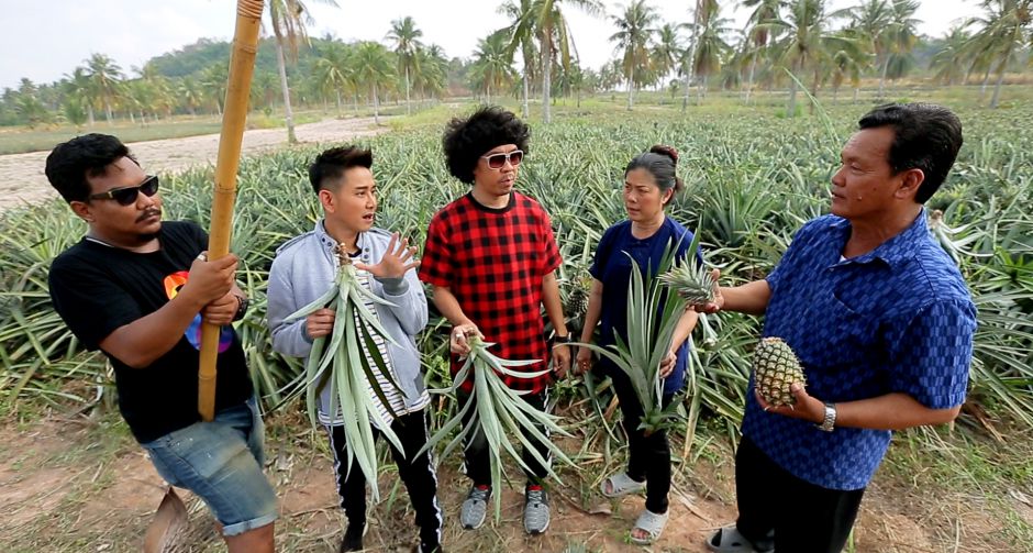พล่ากุ้ง พาบุกสวนต้นตำหรับสับปะรดศรีราชา ในรายการ ครัวลั่นทุ่ง ช่อง 8