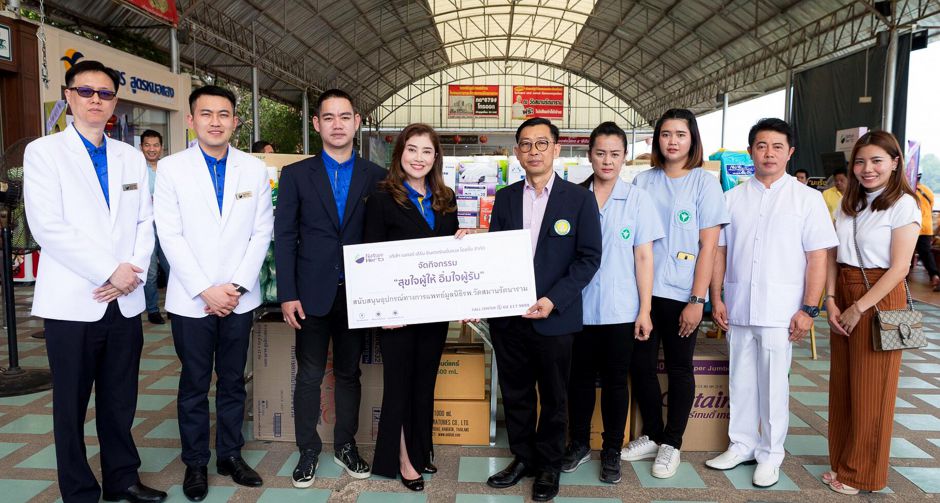 เนเจอร์ เฮิร์บฯ มอบอุปกรณ์การแพทย์แก่มูลนิธิโรงพยาบาลวัดสมานรัตนาราม