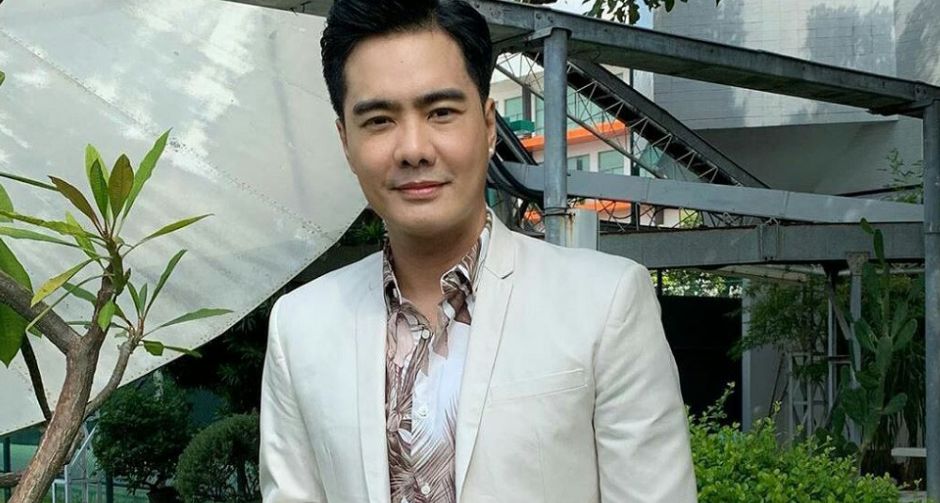 เคลลี่ ธนะพัฒน์ นำทีมศิลปินดาราร่วมแจกเจลล้างมือ 5,000 ชิ้น เอ็ม บี เค เซ็นเตอร์