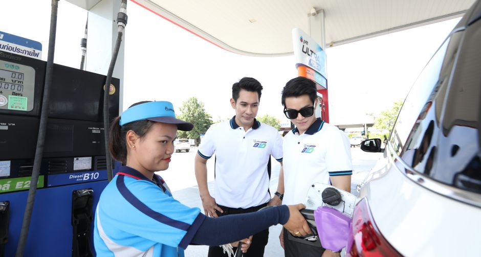 อ๋อม อรรคพันธ์ จับมือ ไต้ฝุ่น ตากเพชร ร่วมทีมคาราวานรถยนต์  กรุงเทพ ถึง กาญจนบุรี ทดสอบความแกร่งอัลตร้าฟอร์ซ ดีเซล บี 10