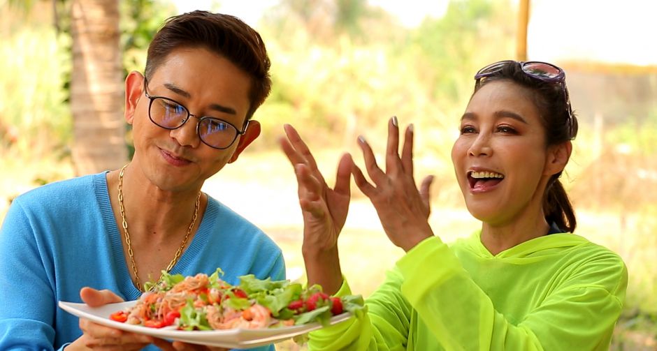 ผัดไทโดนอุ้ม !! เอ ไชยา ไม่บ่นพาข้ามเขาเก็บสตอเบอรี่สด ในรายการ ครัวลั่นทุ่ง ช่อง 8