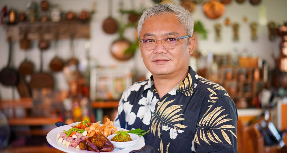 เพราะการดูแลร้านก็เหมือนการดูแลครอบครัวใหญ่และผมทิ้งใครไว้ข้างหลังไม่ได้ คุยกับเจ้าของร้านรสมือแม่กับวิถีการต่อสู้ โควิด