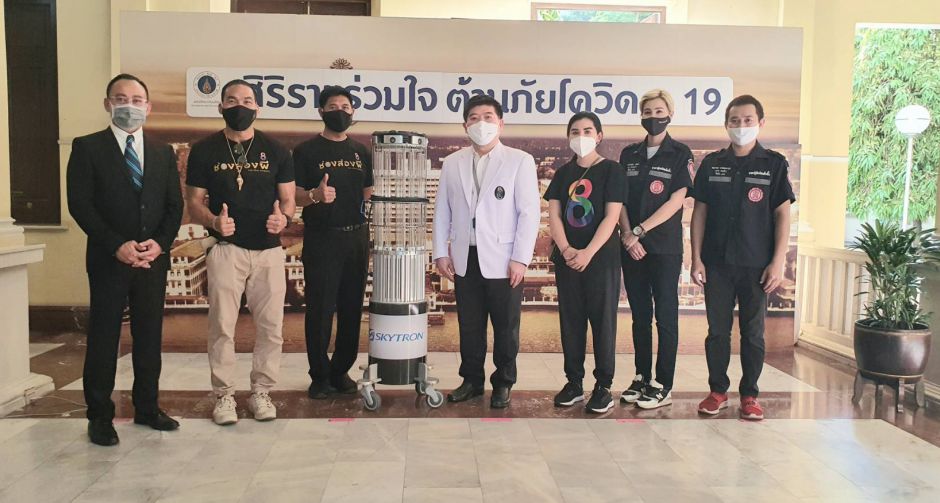 ช่อง 8 โดยรายการช่องส่องผี มอบหุ่นยนต์ ฆ่าเชื้อพลังงานแสง UVC มูลค่า 2.5 ล้านบาท ตัวที่ 3 ให้กับ โรงพยาบาล ศิริราช