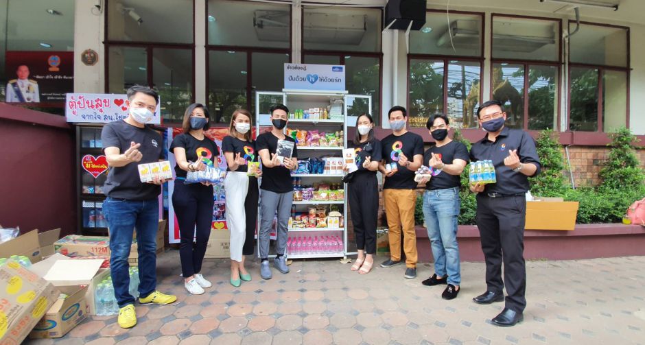 ฟลุ๊ค-ฝ้าย จับมือผู้ประกาศข่าว ปันน้ำใจสู่ชุมชนร่วมติดตั้งตู้ปันสุข กับโครงการ ข่าวช่อง 8 ปันด้วยใจ ให้ด้วยรัก