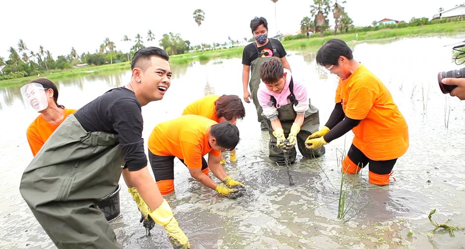 ภารกิจสำเร็จ แซ็ค ชุมแพ ถูกแกล้งลงคลุกโคลนขุดแห้ว  ในรายการ ครัวลั่นทุ่ง วันเสาร์ที่ 27 มิย. ช่อง 8