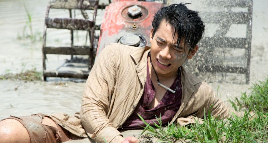 เบิ้ล ปทุมราช อาร์สยาม ส่งเอ็มวีใหม่ พังสลาย  เค้นน้ำตาถ่ายทอดเรื่องราวหนุ่มอีสานอกหัก โศกเศร้า ร้องไห้กลางทุ่งนา
