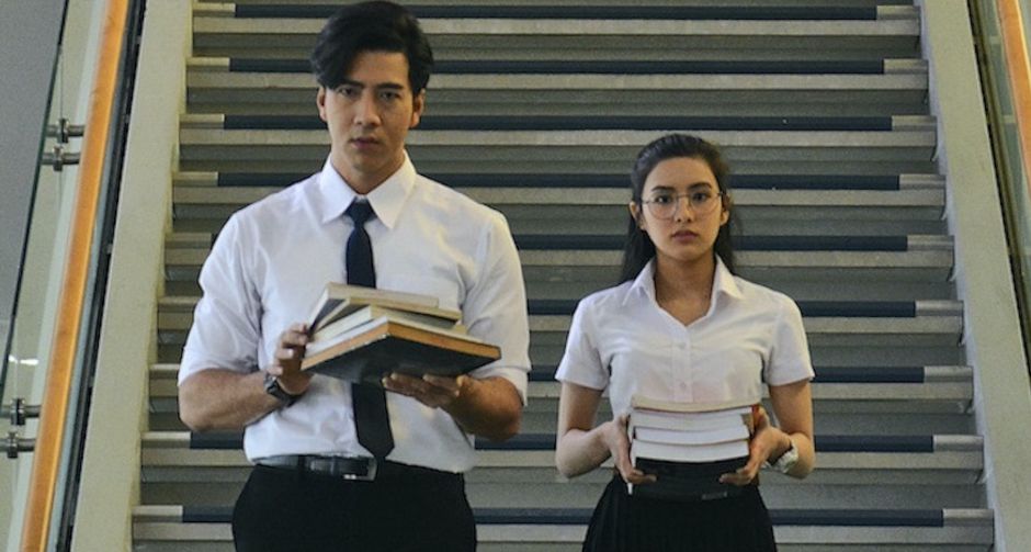 ความสูงได้ โย่ง ประกบสาวร่างเล็ก เบล-สวรรยา  ใน สายลับหมากระเป๋ากับเสาไฟฟ้า ช่อง MONO29