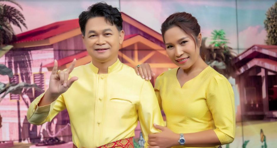 2 พิธีกรคู่ขวัญ กำภู-รัชนี ปลื้มทุกเสียงตอบรับ กับ เรื่องพลบค่ำ รายการเล่าข่าวสร้างร้อยยิ้ม พริ้มใจกับเสียงเพลง