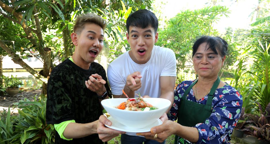 ปอ อรรณพ โชว์ซิกแพคชมวิธีโค่นต้นมะพร้าวแบบดั้งเดิม  ในรายการ ครัวลั่นทุ่ง วันเสาร์ที่ 15 สิงหาคม ช่อง 8