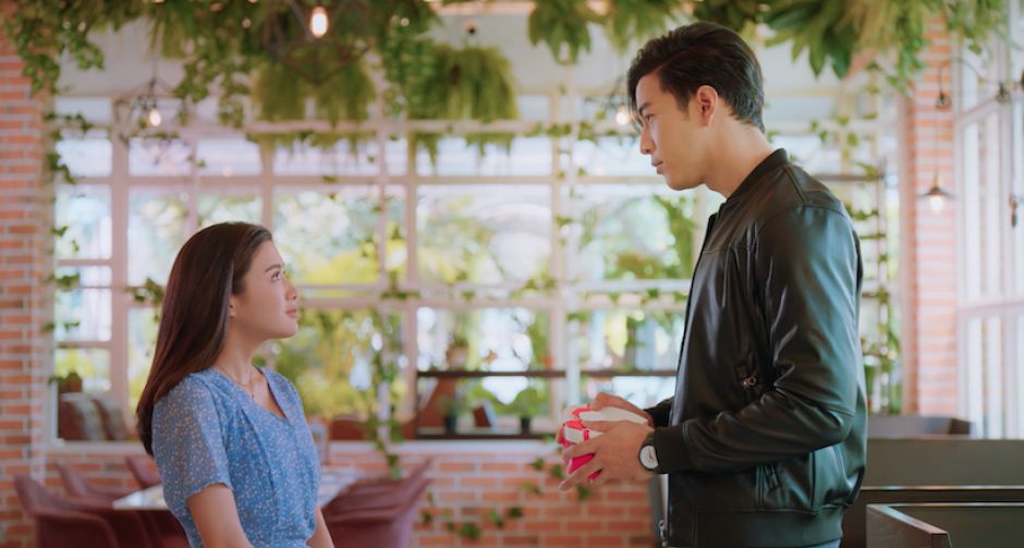 เบล ฟินเวอร์!  ถูก โย่ง คุกเข่าขอแต่งงาน  ใน สายลับหมากระเป๋าและเสาไฟฟ้า