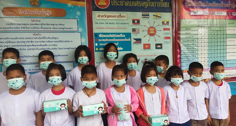 รวมน้ำใจ "โมโน เน็กซ์" ส่งมอบหน้ากากอนามัยเพื่อน้อง