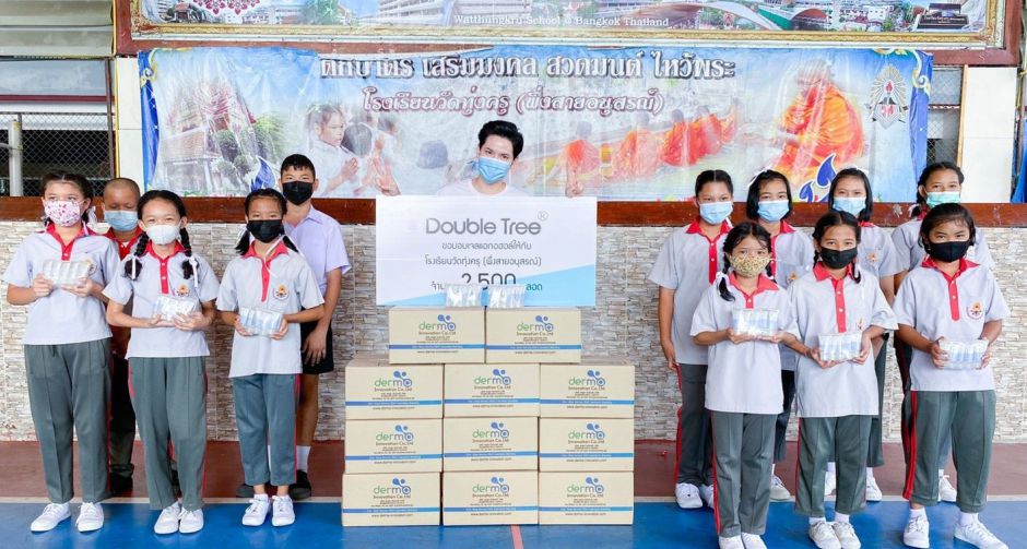 พระเอกใจบุญ! เต๋า - เศรษฐพงศ์ เพียงพอ นำเจลแอลกอฮอล์ล้างมือ บริจาคให้กับโรงเรียน จำนวน 2,500 ชิ้น