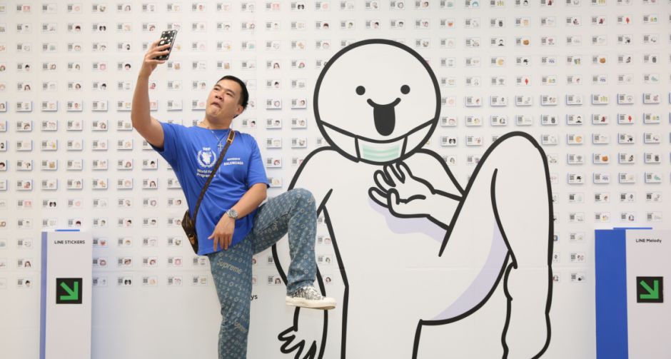 พาส่องผลงาน LINE STICKERS ของ 7 ครีเอเตอร์ชาวไทยที่เราเลิฟ แชะและแชร์รูปแบบจอย! จอย! ที่อุโมงค์ Art Gallery ตลอดกันยายน