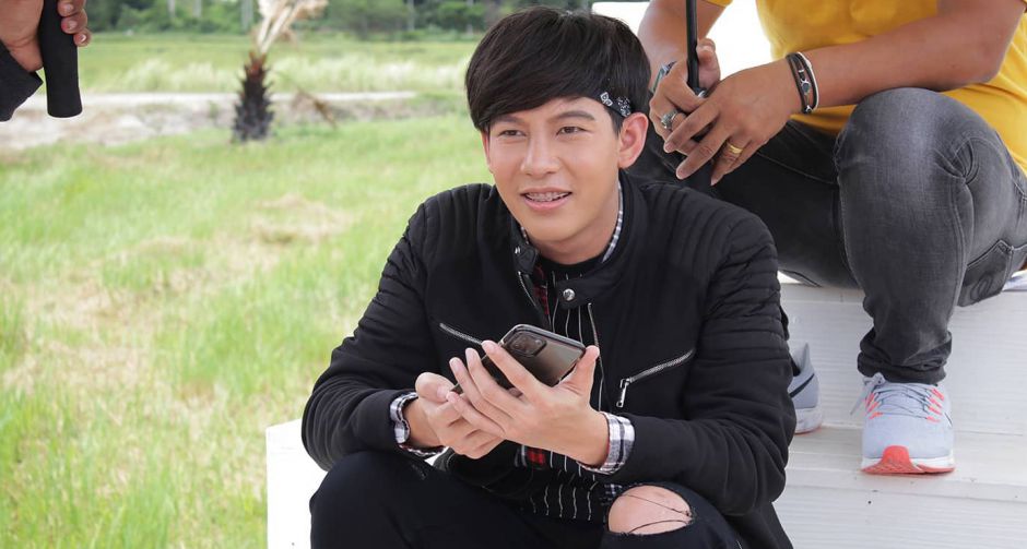 เต้ย อภิวัฒน์ จับไมค์ร้องเพลงประกอบภ. หลวงพี่กะอีปอบ  กระแสปัง   