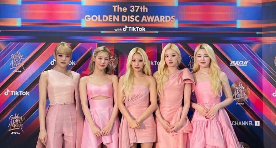 ASAVA ออกแบบและตัดเย็บชุดเดินพรมแดง สำหรับสาว ๆ (G)I-DLE เกิร์ลกรุ๊ปชื่อดังจากเกาหลี ในงาน  Golden Disc Awards  