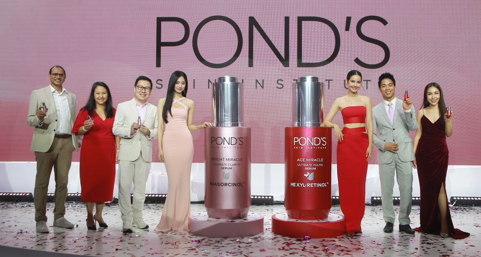 พอนด์ส ร่วมด้วย 2 แบรนด์แอมบาสเดอร์ดัง ญาญ่า อุรัสยา และ จื่อวี ทไวซ์ เปิดตัว สถาบันวิจัยพอนด์ส อย่างยิ่งใหญ่