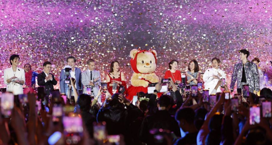 เริ่มแล้ว! ปรากฎการณ์ความสุขและความสนุกแห่งปี EM DISTRICT 1st Anniversary World Celebration