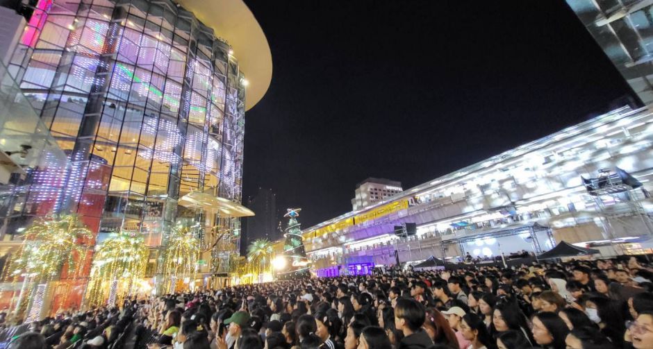 บรรยากาศงานฉลองปีใหม่ที่สยามพารากอนซึ่งนักท่องเที่ยวทั้งชาวไทยและต่างชาติจำนวนมาก ร่วมนับถอยหลังเข้าสู่ศักราชใหม่ 2568