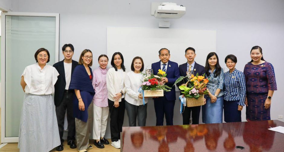 บริษัท จีดีเอช ห้าห้าเก้า จำกัด มอบกระเช้าขอบคุณกระทรวงวัฒนธรรมสำหรับการสนับสนุนที่มีให้กับภาพยนตร์ หลานม่า