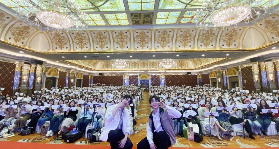แฟนจีนกรี๊ดสนั่น แม็กกี้ - บาส ทำถึง! บินลัดฟ้าจัดแฟนไซน์ครั้งแรกที่เซี่ยงไฮ้  ฮอตแบบไม่มีอะไรต้านทานได้!