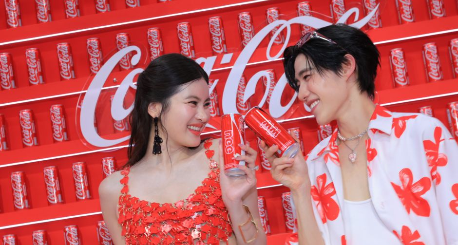แต้งกิ้ว คุณพีพี! พีพี กฤษฏ์ ชวน ออน สมฤทัย แชร์ โค้ก แชร์ความสุขให้กัน ผ่านแคมเปญ ส่ง Coke ให้