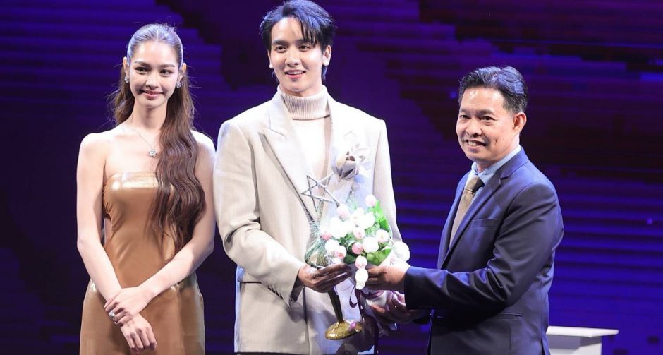 หวานหนักมาก! กองทัพ พีค - มิ้นท์ รัญชน์รวี ควงแขนขึ้นรับรางวัล คู่จิ้น Rising Star จาก ไนน์เอ็นเตอร์เทน อวอร์ด 2025