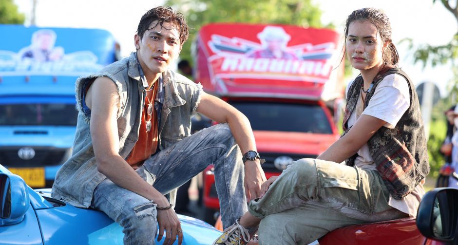 สมิธ - เดนิส ซิ่งสองแถวเปิดศึกเสิร์ฟความมันส์ม่วนคัก ในละคร ผู้บ่าวสุดซ่าส์กะอีหล่าขาซิ่ง