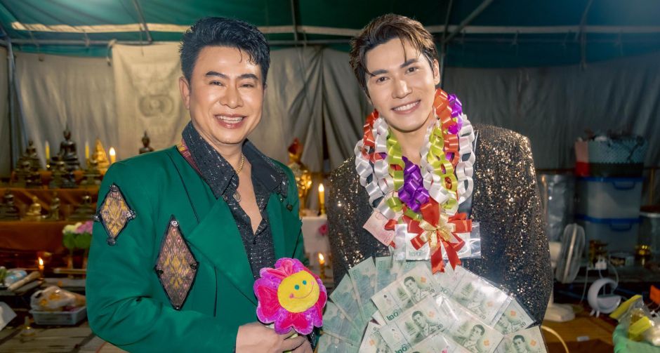 ม่วนจอยทั้งหน้าฮ้าน! สมิธ ภาสวิชญ์ พาเพลง โสงโหลงเสงเหลง ขึ้นโชว์บนเวทีหมอลำครั้งแรก พร้อมเรียนรู้อาชีพนักร้องหมอลำ