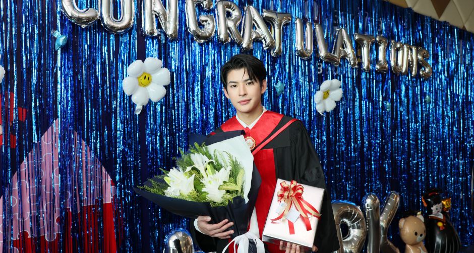 มาร์ค ภาคภูมิใจ!!! คว้าปริญญาโท คณะรัฐศาสตร์ ม.กรุงเทพธนบุรี