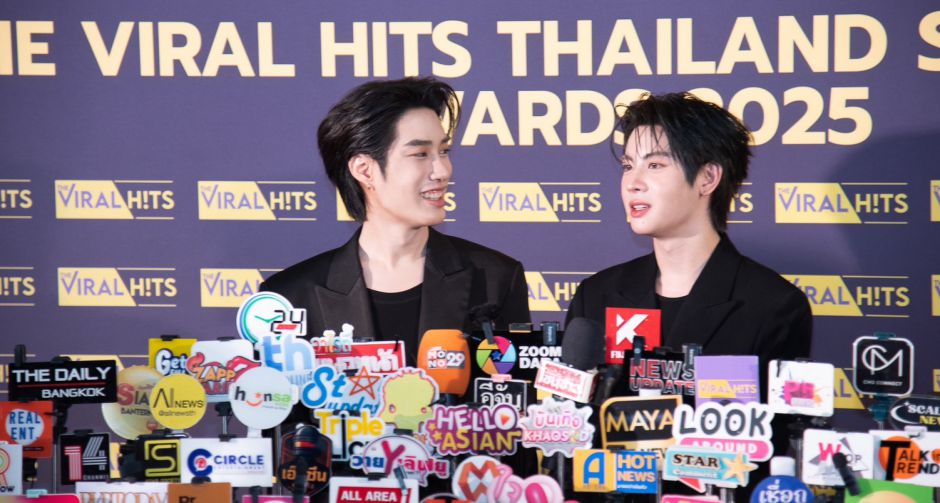 คนไวรัลเดินชนกันคับคั่ง! เติ้ล-เฟิร์สวัน-เจนิส นำทีมศิลปิน-คนดัง ตบเท้าเข้ารับรางวัล The Viral Hits Thailand Spotlight