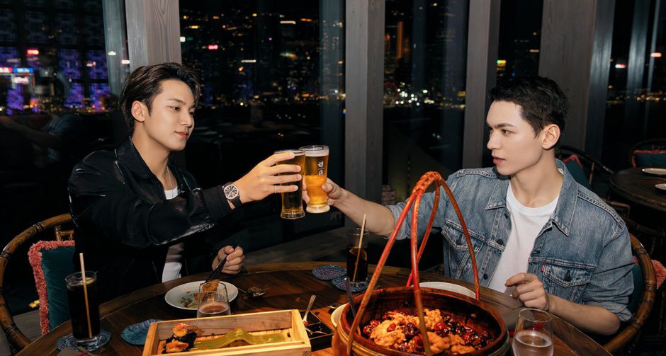 MINGYU และ VERNON แห่ง SEVENTEEN ปัก แลนด์มาร์กวิวกลางคืนสุดปัง ริมอ่าวฮ่องกง