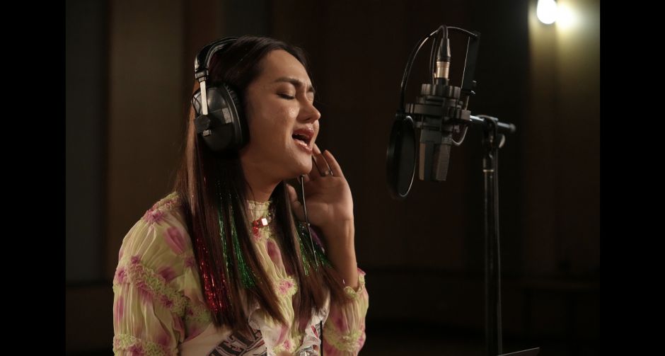 นินิว พร้อมสะกดจิต!! สวมวิญญาณนักร้องไอดอลสายมูตัวม่วน ในภาพยนตร์บันเทิงหลุดโลก ดีว่า..ราวี