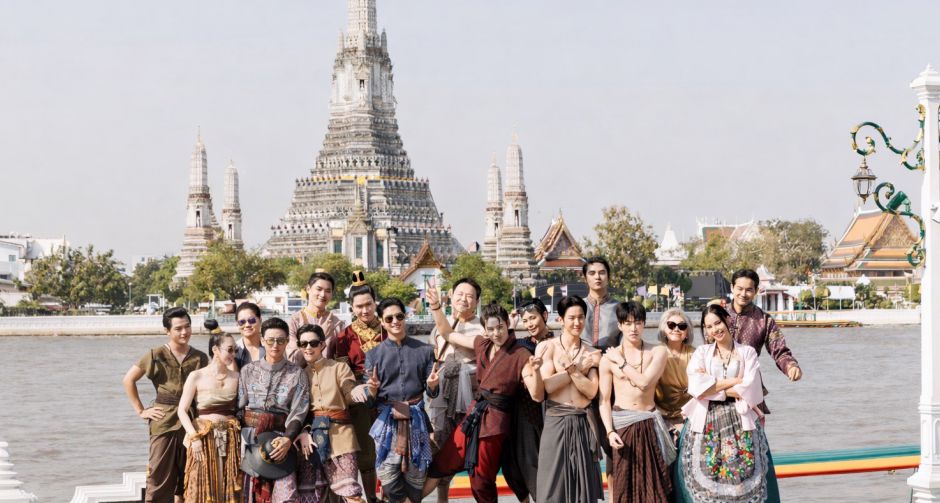 จะเกิดอะไรขึ้น ถ้า พ่อเดช พบรักกับผู้ชายด้วยกัน ?  เซนจูรี่ ยูยู ฯ สุดปัง บวงสรวงเปิดตัว ซีรีส์พหุจักรวาล บุพเพสันนิวาส