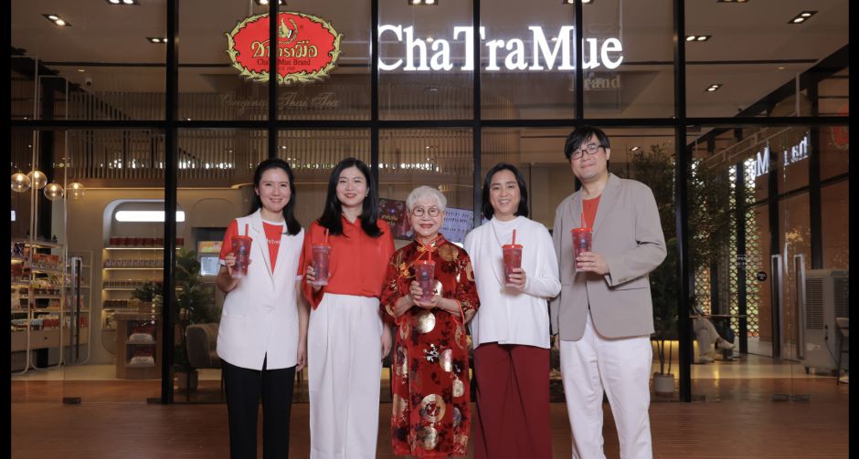  GDH จับมือ ชาตรามือ เปิดตัว หลานม่า x ชาตรามือ ความคิดถึงที่ดื่มได้ เสิร์ฟเมนูพิเศษ ชาทับทิมสมหวัง ส่งต่อความผูกพัน