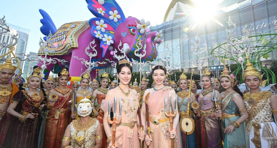 หลิง-ออม สวยสะกดงดงามเลอค่า สวมเครื่องเพชร-ทองโบราณงามสง่า ปรากฏโฉมเป็นนางสงกรานต์รากษสเทวี นำขบวนแห่สุดวิจิตรริมน้ำ