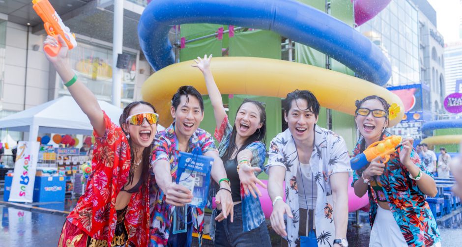 บรรยากาศสงกรานต์กรุงเทพฯ วันแรกคึกคัก คนไทย-ต่างชาติร่วมเล่นน้ำที่เซ็นทรัลเวิลด์ แลนด์มาร์กใจกลางเมือง