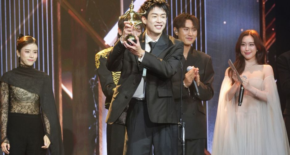 ฮิตข้ามปี! iQIYI พา GELBOYS สถานะกั๊กใจ คว้านาฏราช ครั้งที่ 17 นิว ชยภัค เป็นปลื้ม เลิกกั๊กแล้วรักก่อน ครองเพลงยอดเยี่ยม