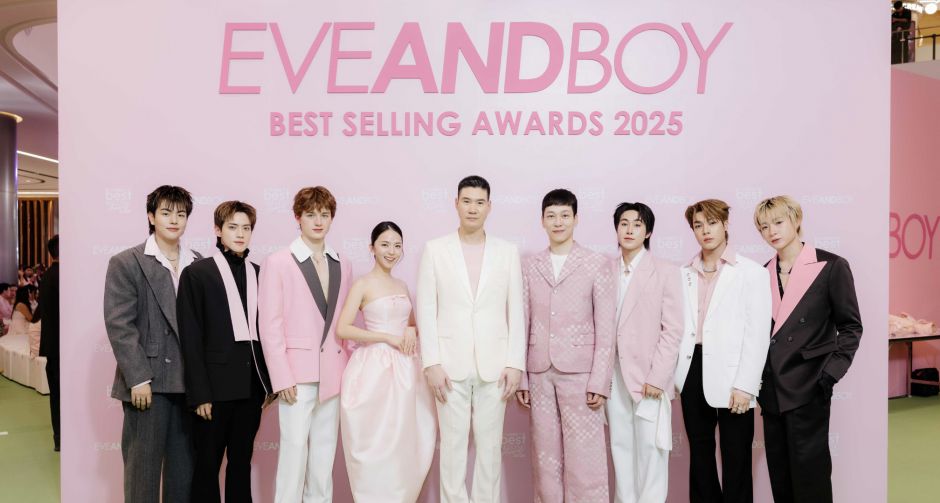 ใบเตย สุวพิชญ์ เสิร์ฟบิวตี้สุดโกลว์ พร้อมด้วย นนท์ ธนนท์ และ 6 หนุ่ม CIRCRL ในงาน EVEANDBOY BEST SELLING AWARDS