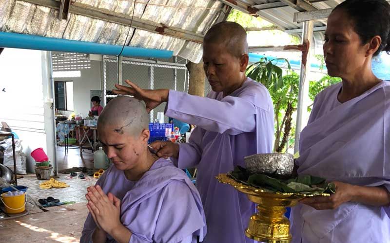 "เอมี่ อาเมเรีย" บวชชีไม่มีกำหนด ทดแทนคุณพ่อแม่