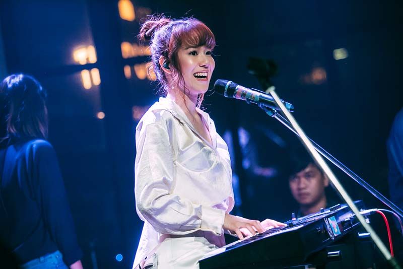 "เอิ๊ต ภัทรวี" โชว์เสน่ห์ ร้องเล่นคอนเสิร์ตสุดเอ็กซ์คลูซีฟ